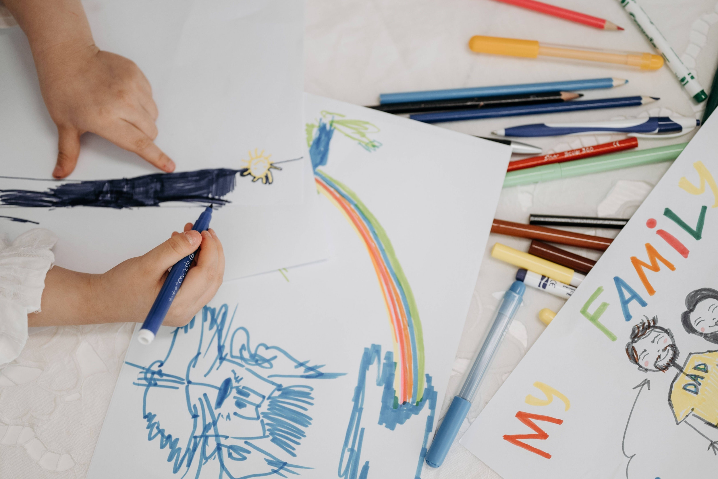bambino che disegna con i pastelli