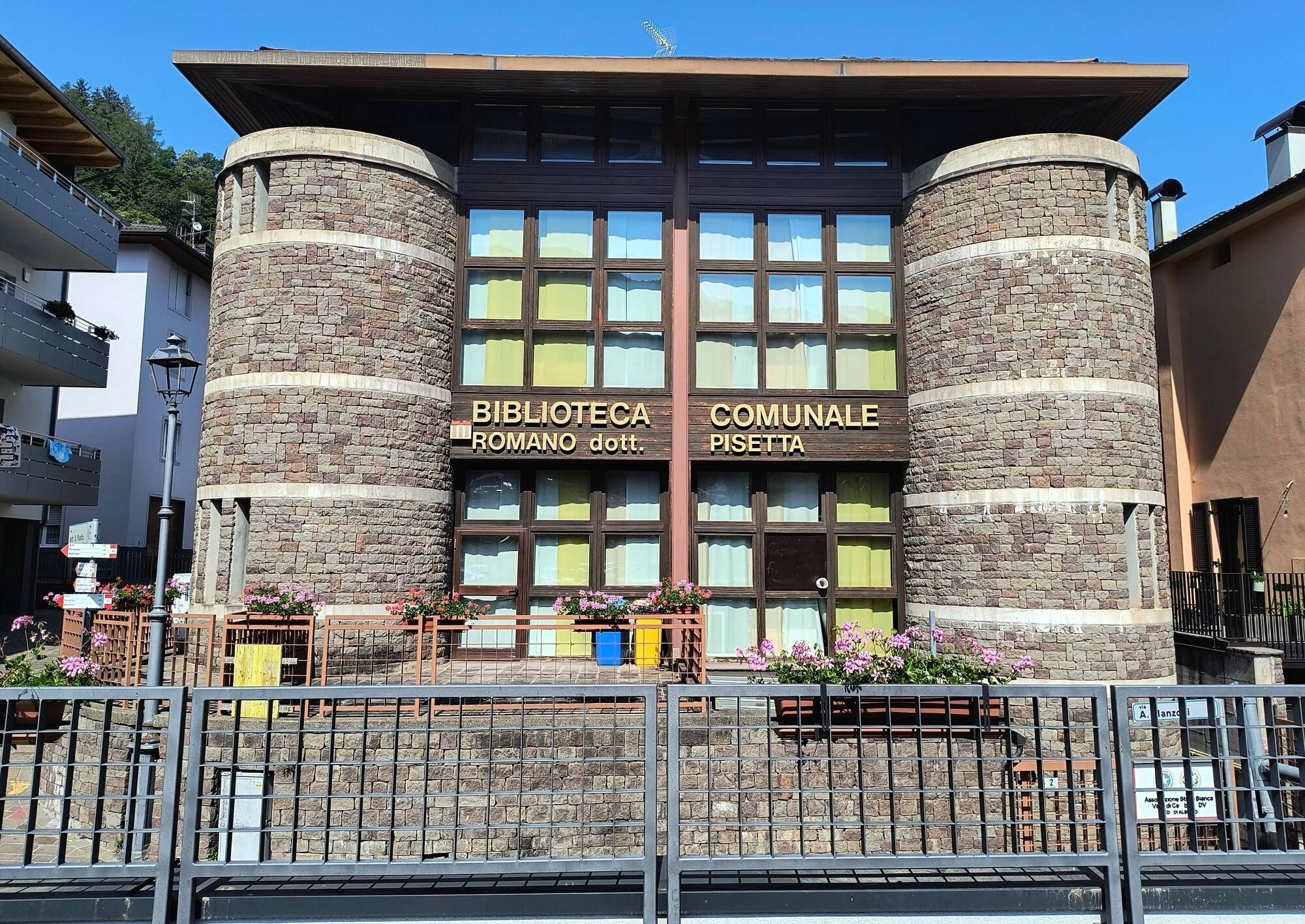 esterno della biblioteca