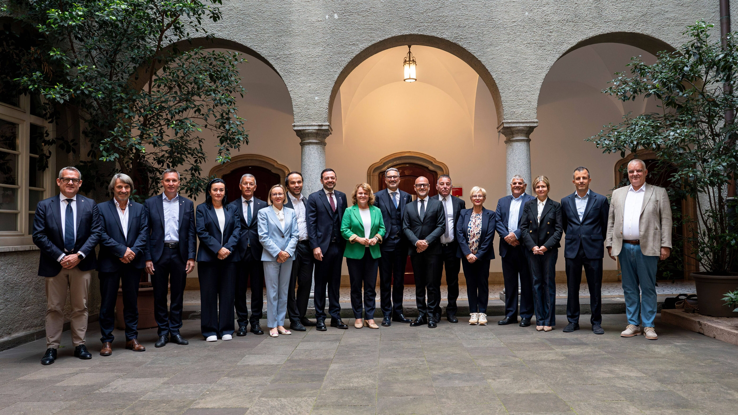 Foto di gruppo per la Giunta provinciale e la Giunta comunale di Bolzano in occasione della seduta congiunta tenutasi in Municipio a Bolzano il 6 ottobre. (Foto: USP/Fabio Brucculeri)