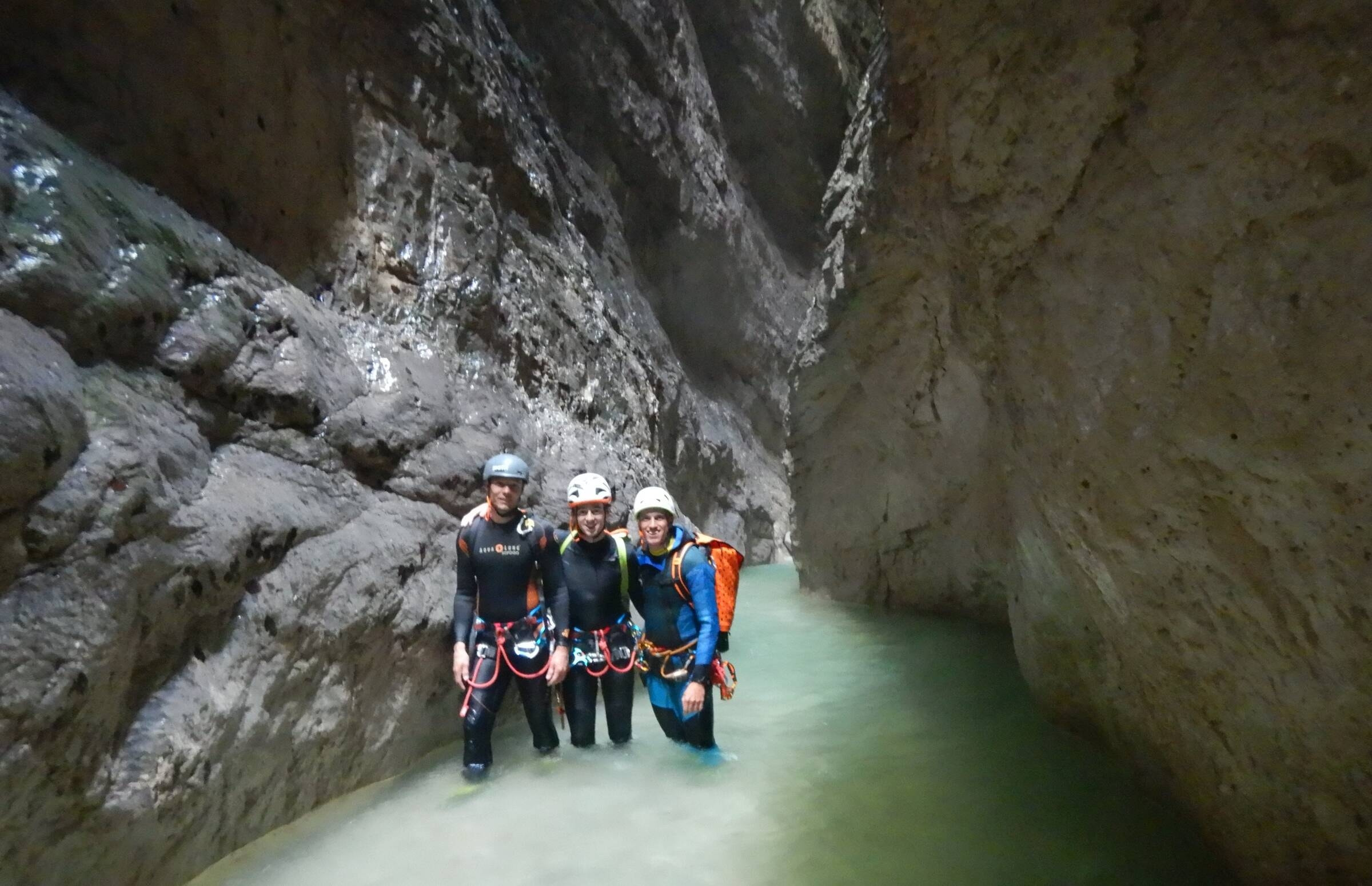 foto di gruppo ai piedi della cascata