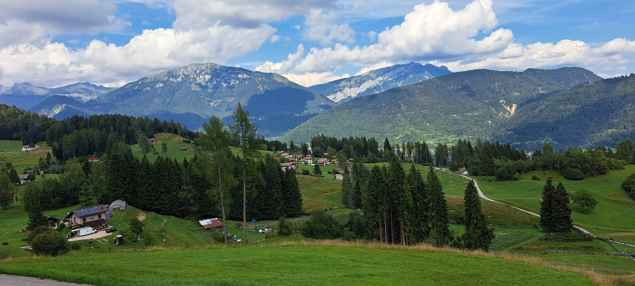 le baite di monte mezza immerse nella prateria