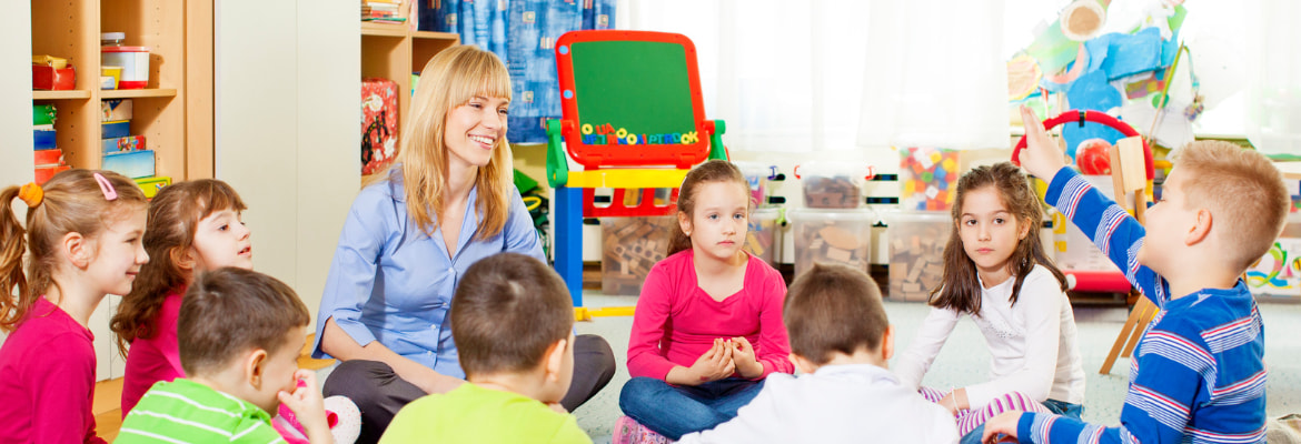 Maestra e bambini in aula 