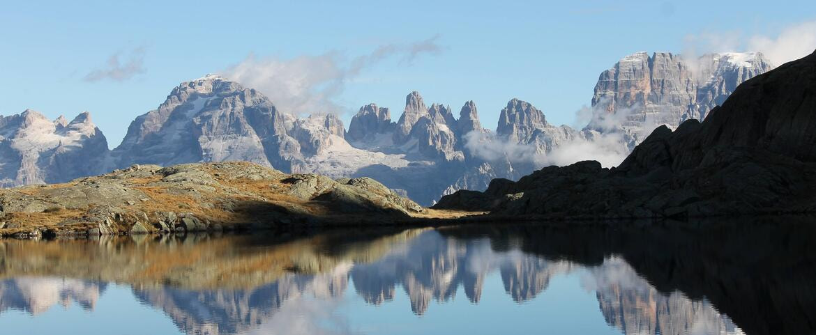 Lago Nero in Val Nambrone con il gruppo della Presanella e Dolomiti di Brenta sullo sfondo (Parco naturale Adamello Brenta)