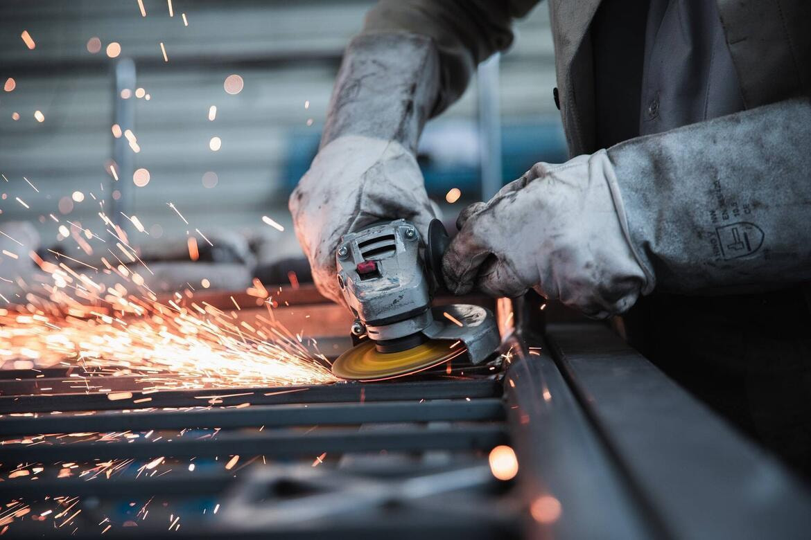 Utilizzo smerigliatrice da parte di un lavoratore