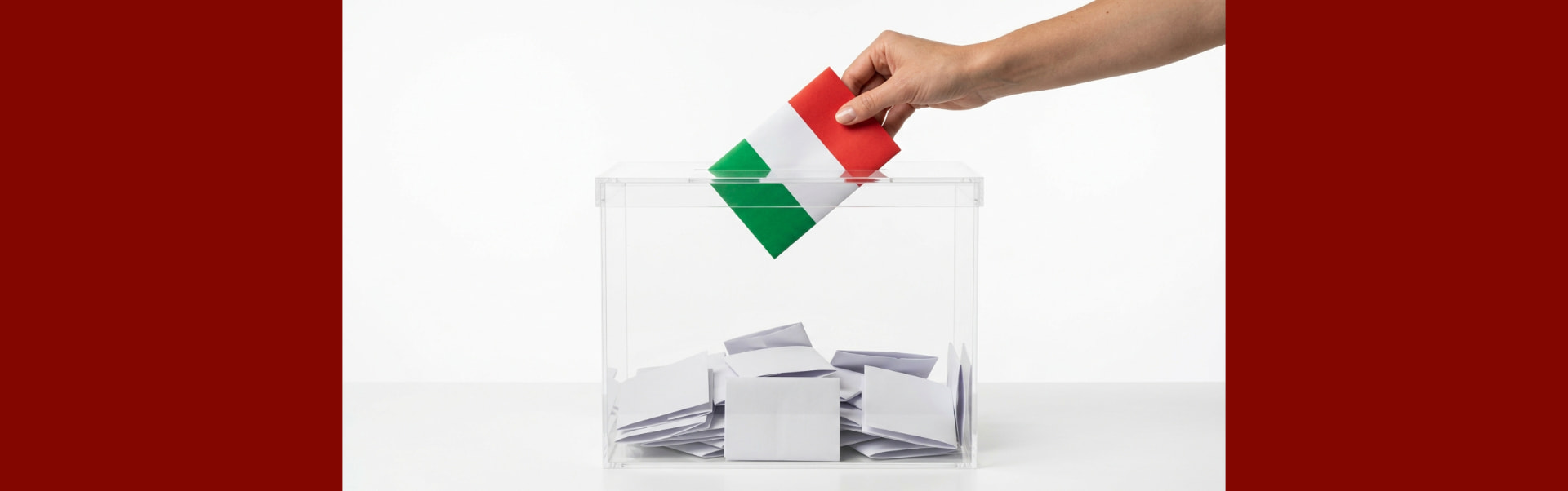 Mano che inserisce un biglietto tricolore in una scatola trasparente
