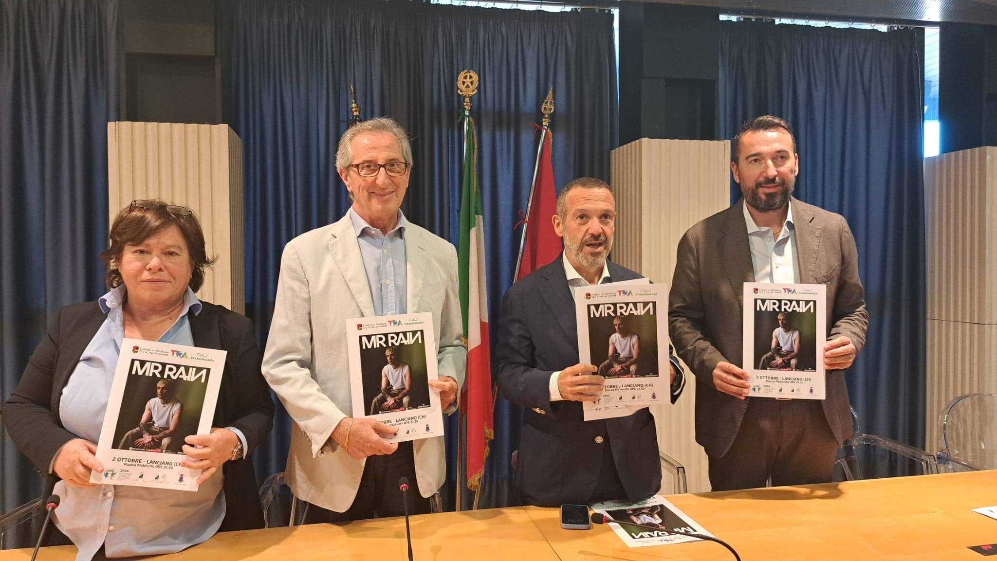 Foto che ritrae (da sinistra) l'Assessore al Commercio del Comune di Lanciano Maria Ida Troilo, il Sindaco Filippo Paolini, il Presidente del Consiglio Regionale d'Abruzzo, Lorenzo Sospiri, e il consigliere regionale Nicola Campitelli
