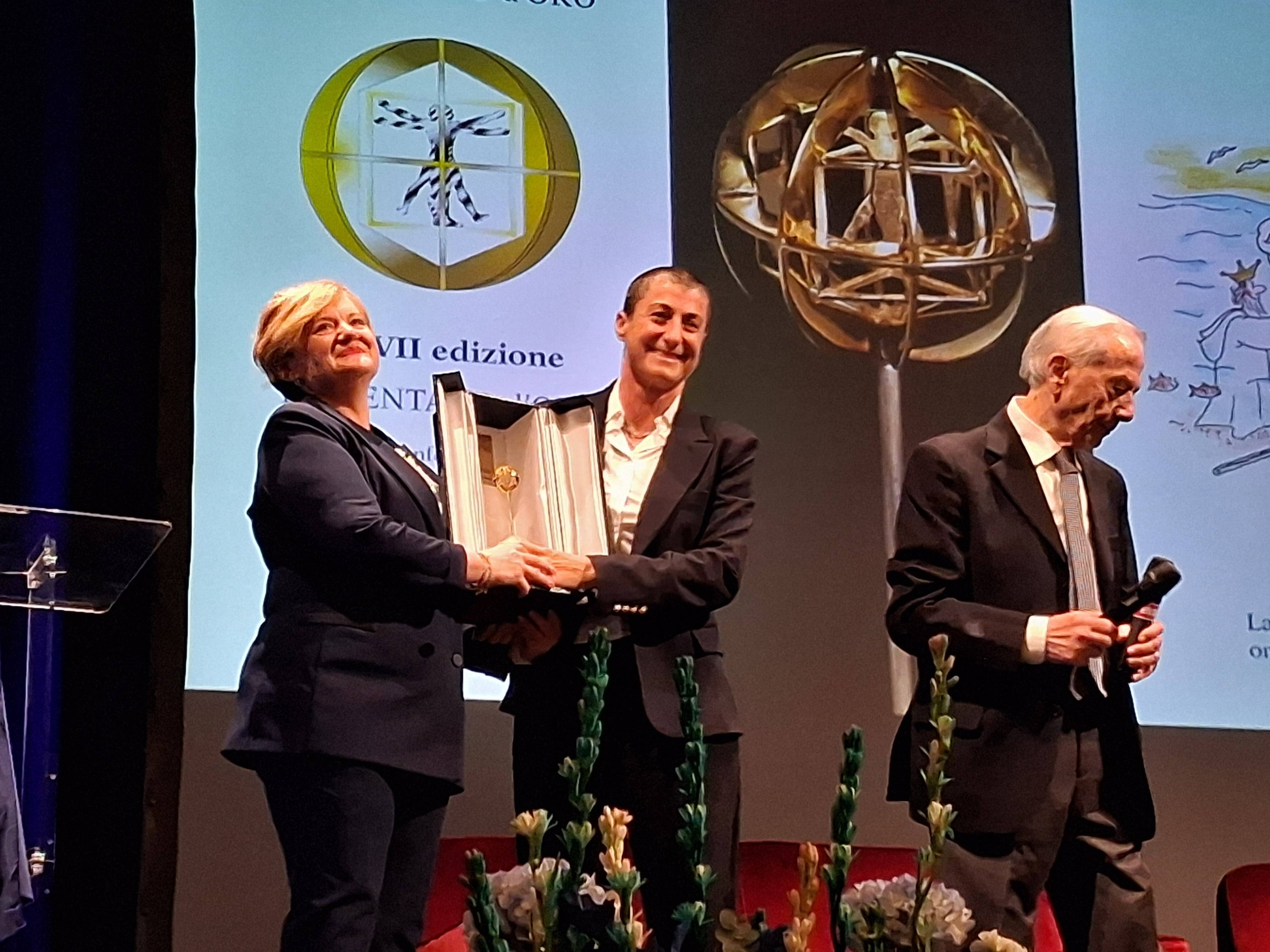 Ilenia Colanero riceve il premio dalle mani di Vilma Campitelli