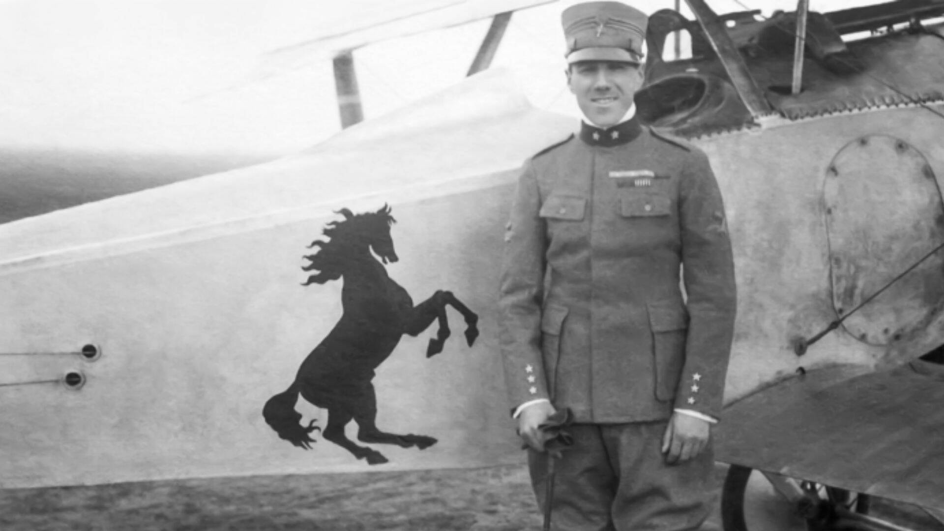 Foto di Francesco Baracca vicino al cavallino rampante nel marzo 1917