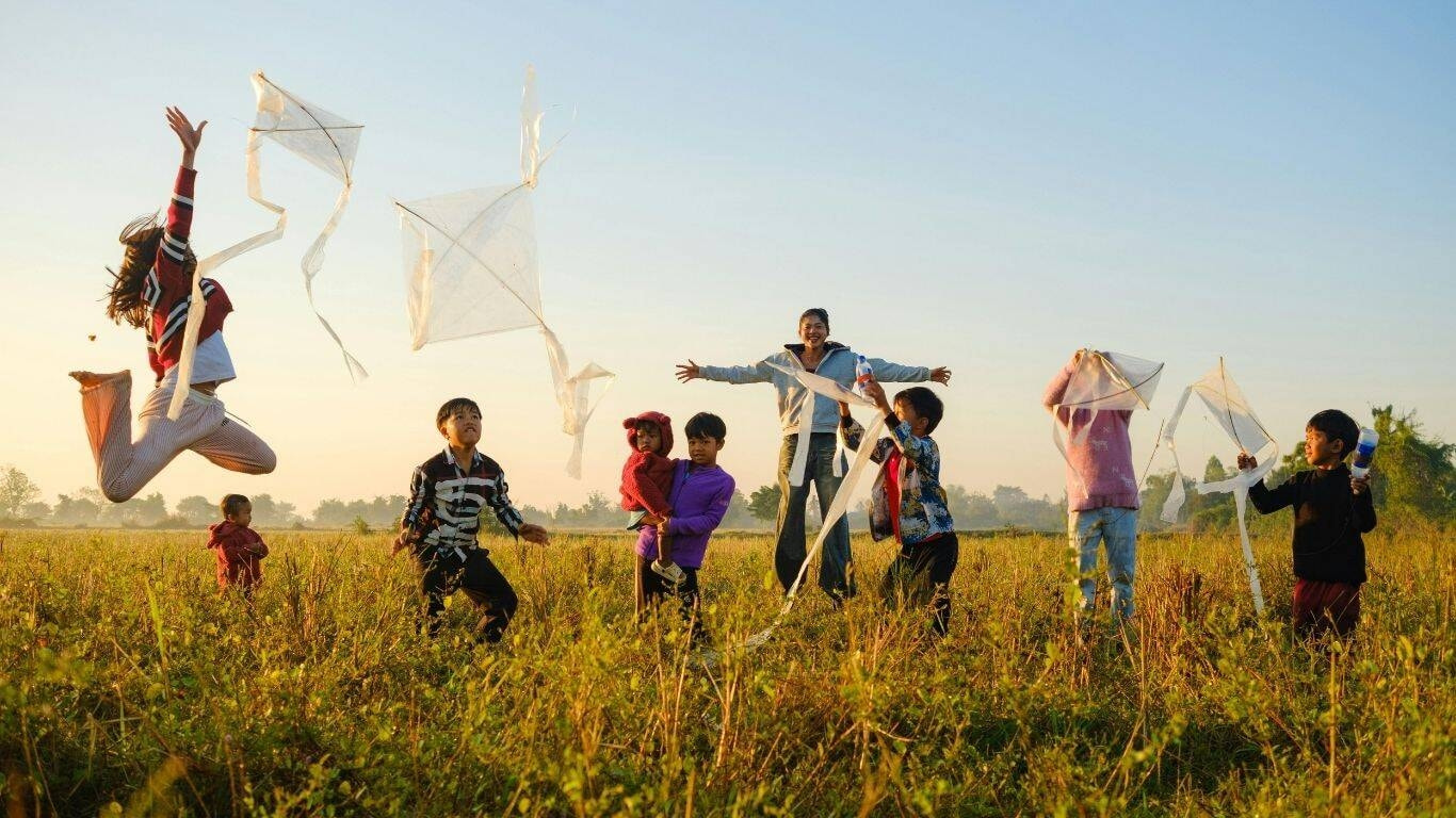 adolescenti in mezzo alla natura
