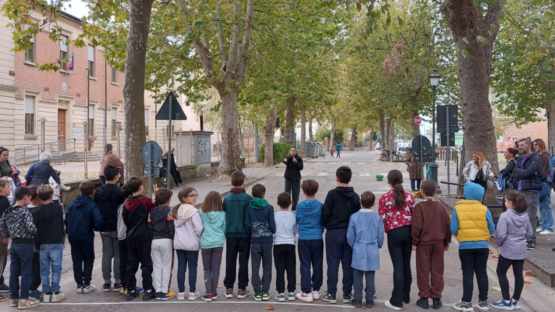 Un gruppo di bambini all' aria aperta che giocano