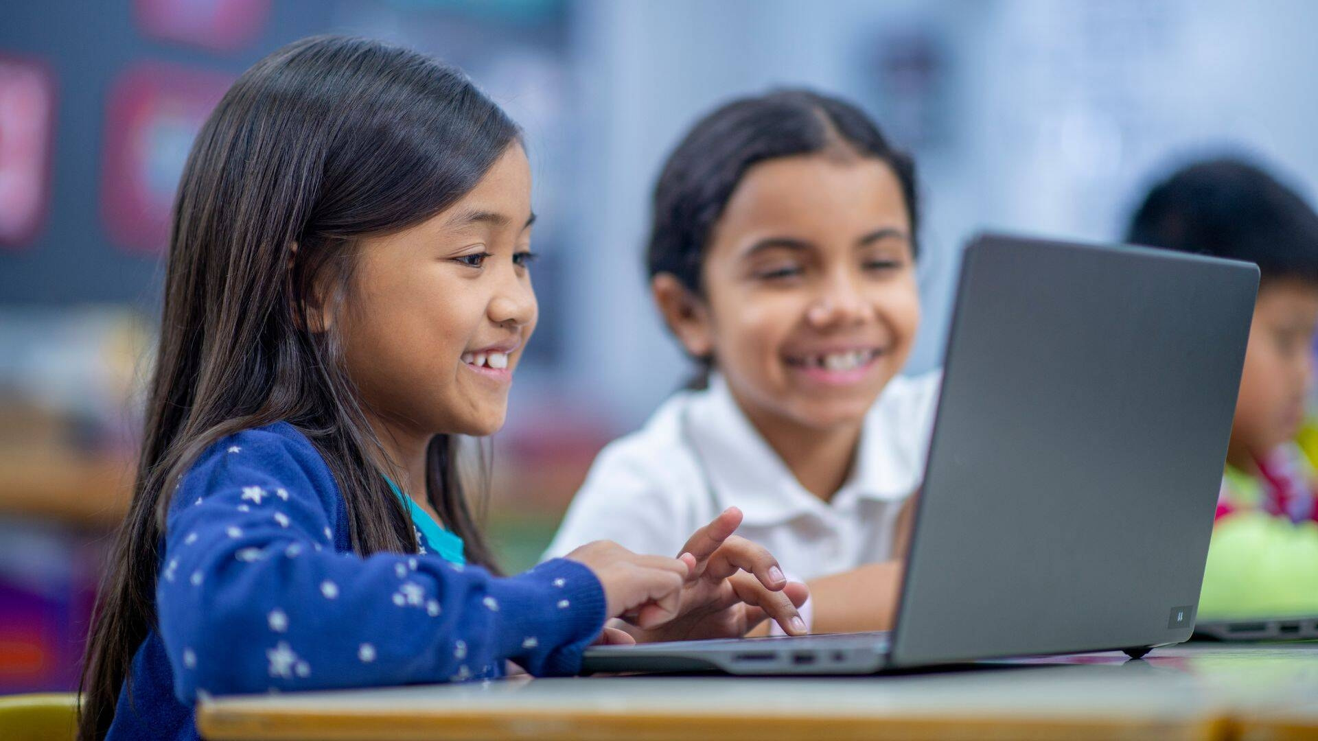 Foto di bambine mentre usano un computer 