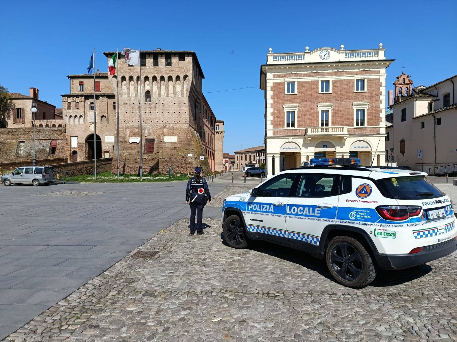 Polizia locale davanti alla rocca di Lugo