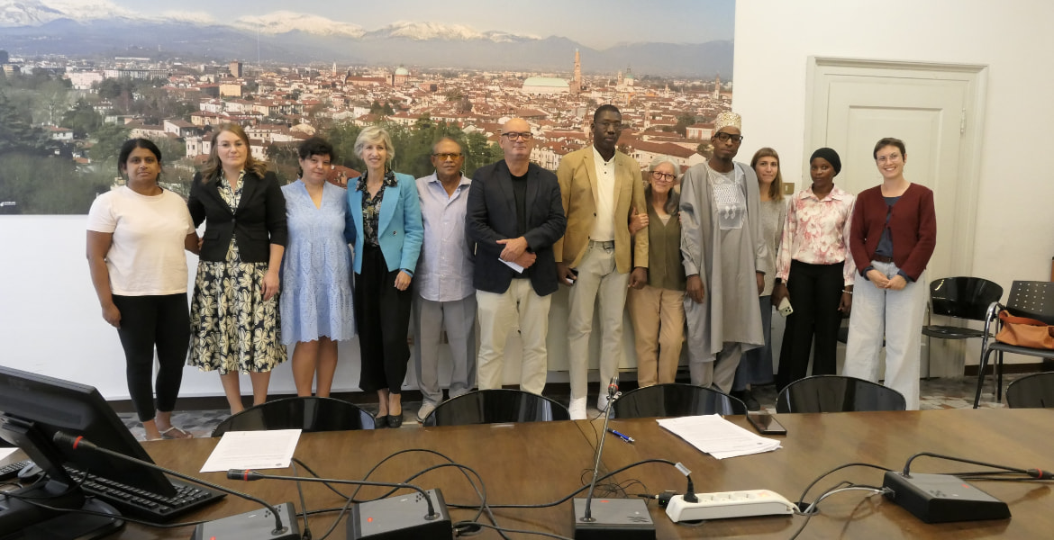 Popoli in Festa 2026, è stata presentata questa mattina dalla vicesindaca e assessora alle pari opportunità Isabella Sala e dal consigliere comunale delegato ai rapporti con le comunità straniere Mattia Pilan, insieme con Inga Schiba e Tatiana Vija dell’associazione moldava La Izvor, Djallo Boukary e Omar Dianor dell’associazione senegalese Degoo, e Vijita Ilankoon della comunità srilankese, componenti della consulta che hanno coordinato l’organizzazione della festa