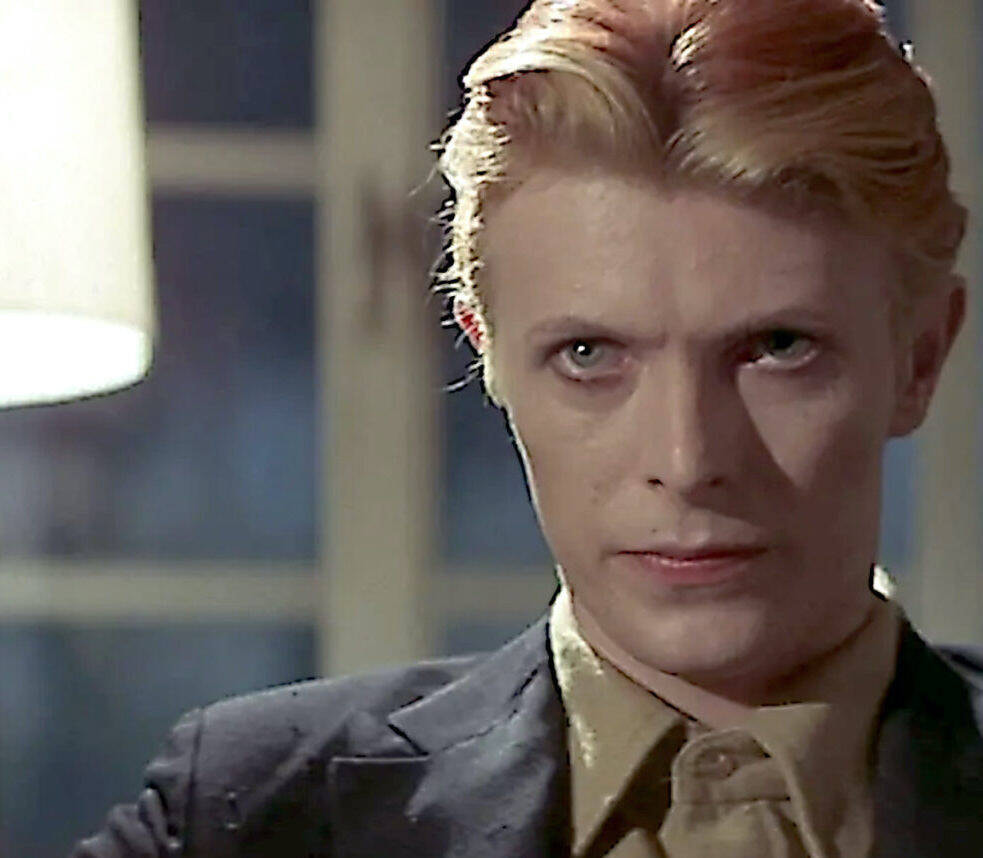 "L'UOMO CHE CADDE SULLA TERRA": DAVID BOWIE IN UN FRAME
