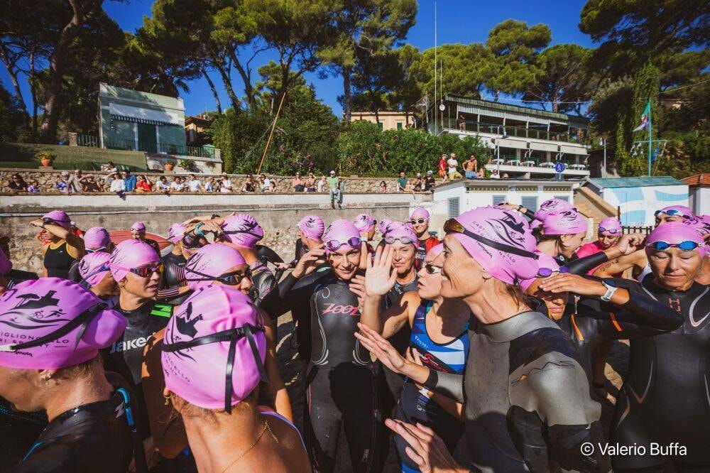 Poco prima della partenza del nuovo. Cuffia rosa per le donne iscritte, azzurra per gli uomini