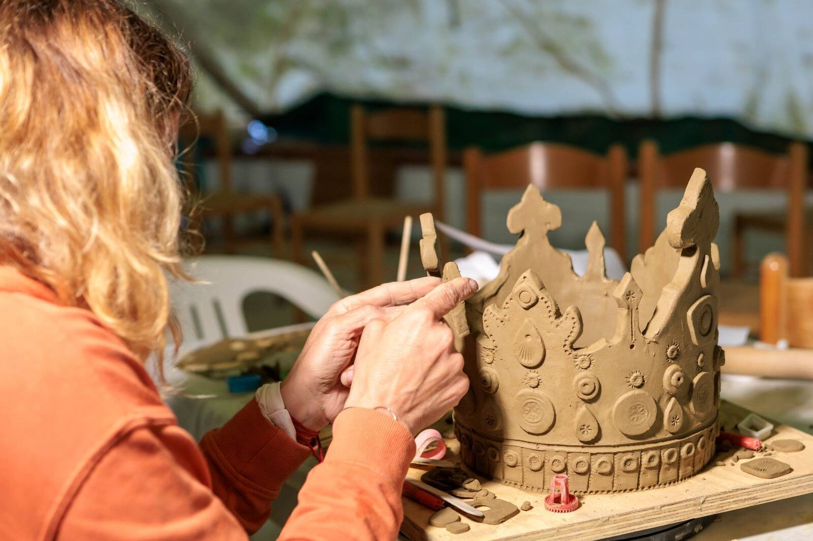 UN'ARTISTA AL LAVORO DURANTE LA RESIDENZA ALLA MAZZANTA