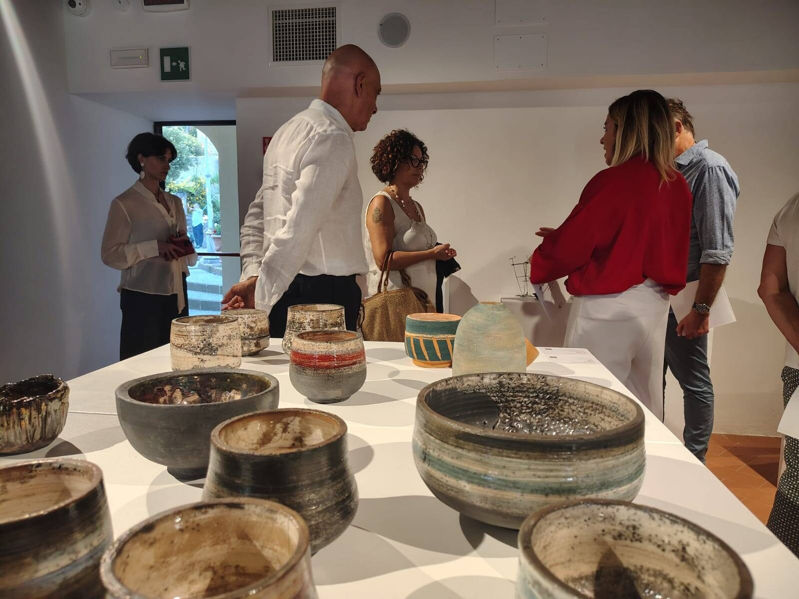 UNA SALA DELLA VIRGOLA CON ALCUNE CERAMICHE ESPOSTE