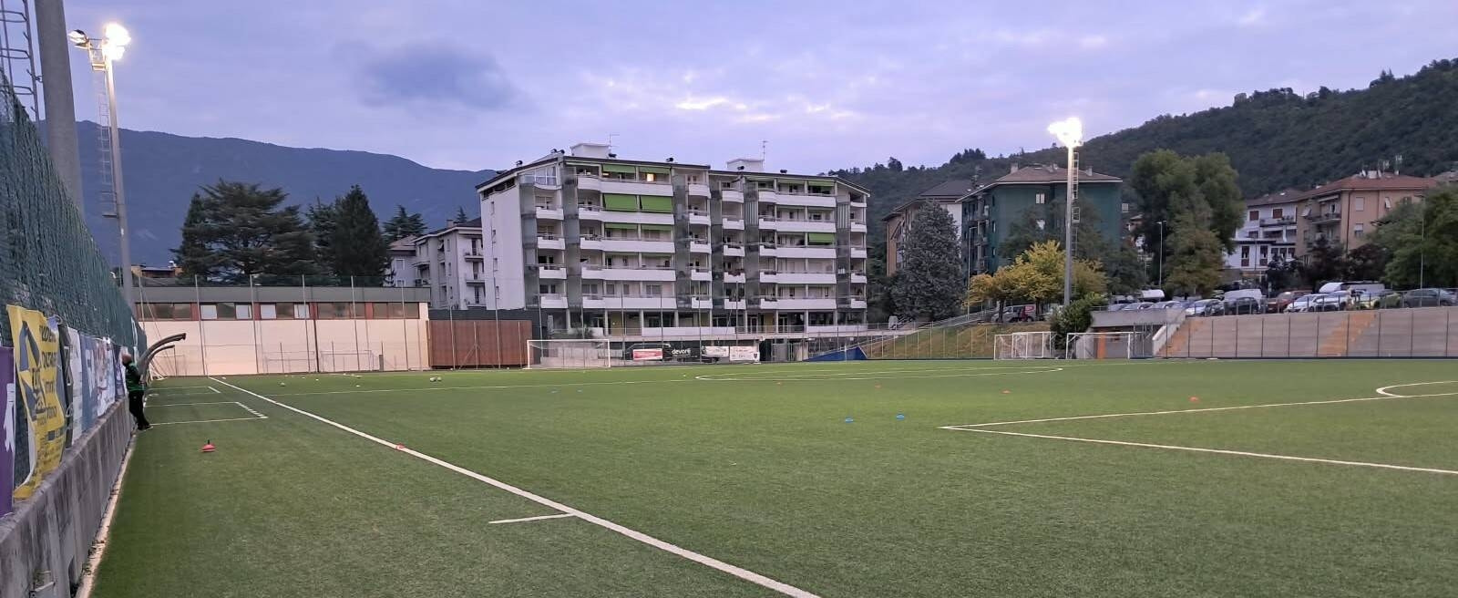 Foto del campo di calcio con luci accese