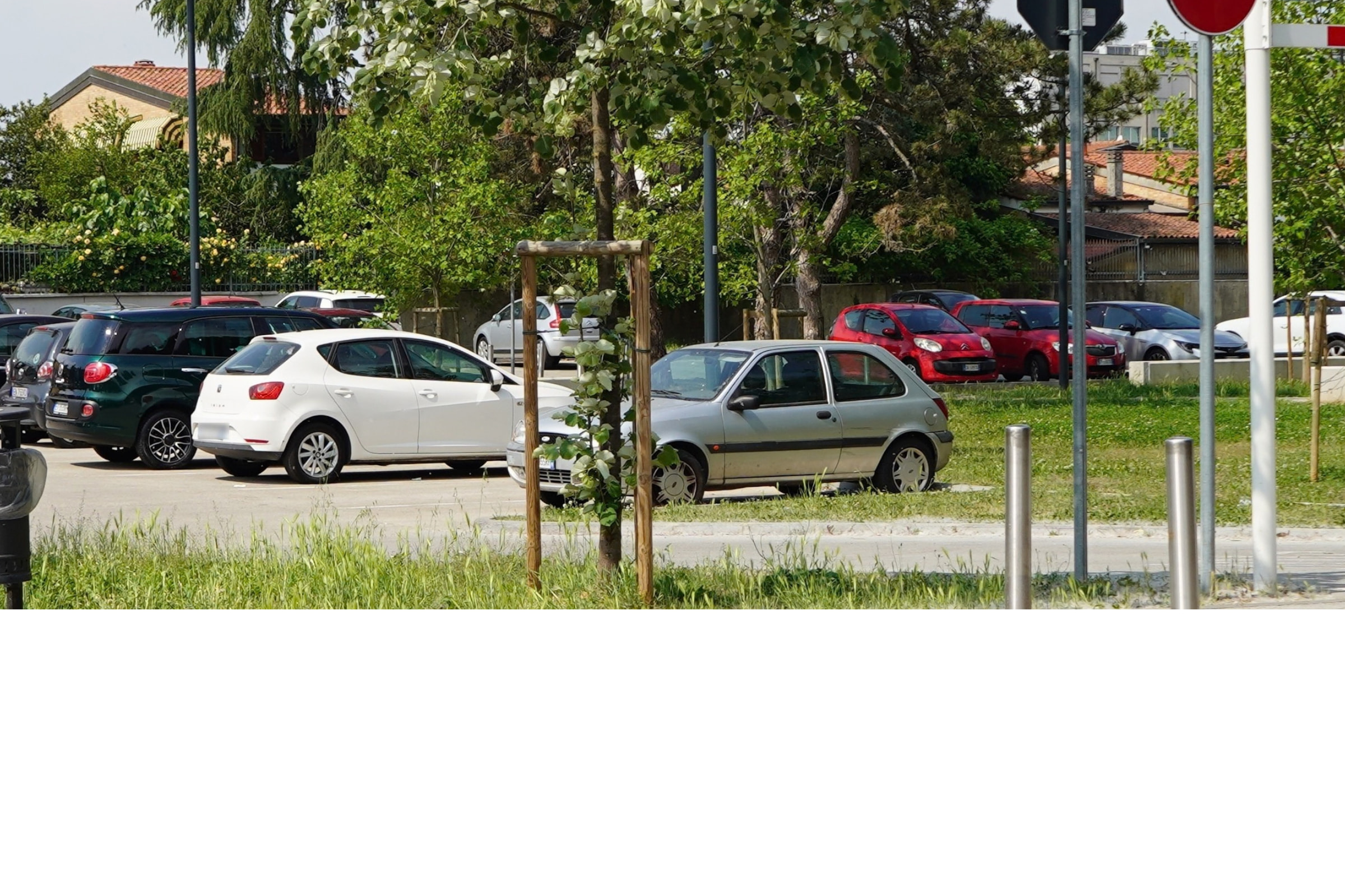 parcheggio con auto 