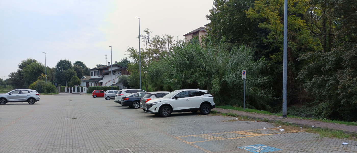parcheggio con auto in sosta
