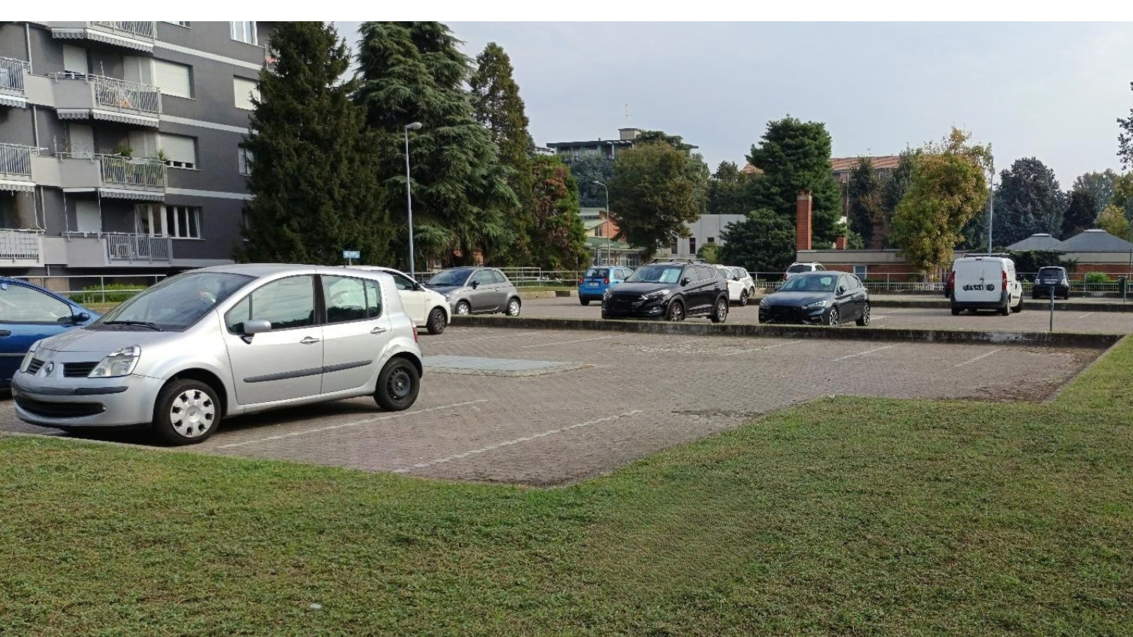 parcheggio con auto in sosta in via verdi