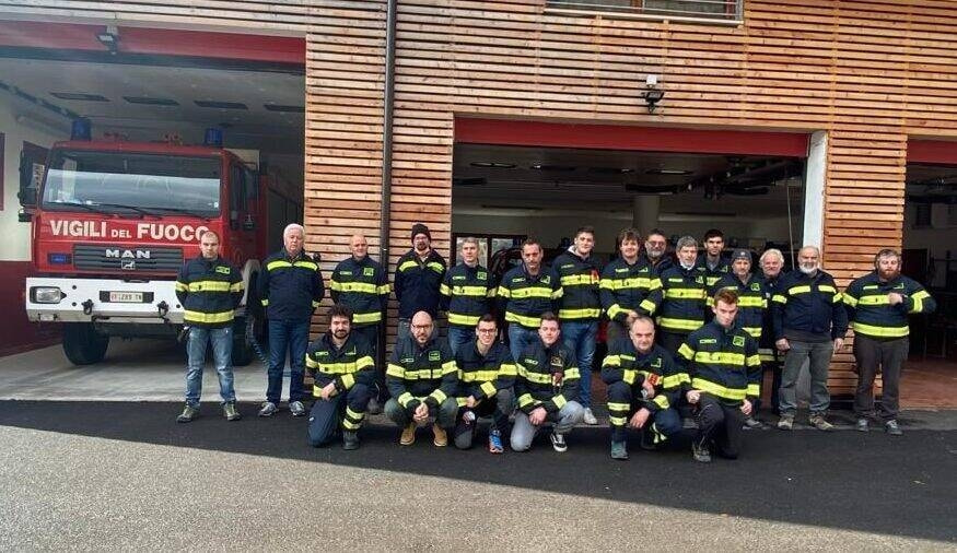 Vigili del fuoco in posa davanti alla caserma