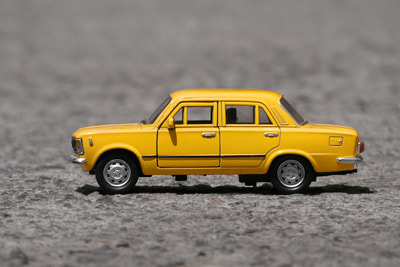 automobile gialla