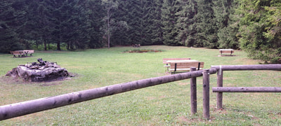 area picnic con tavoli e panche e punti fuoco in località castellana