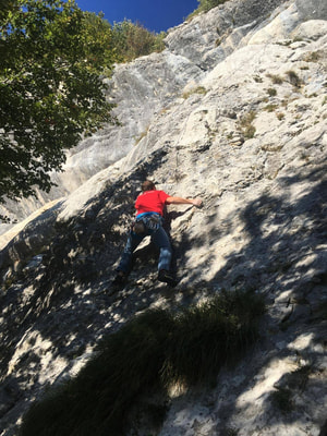 attività di arrampicata sulla falesia del monte mezza