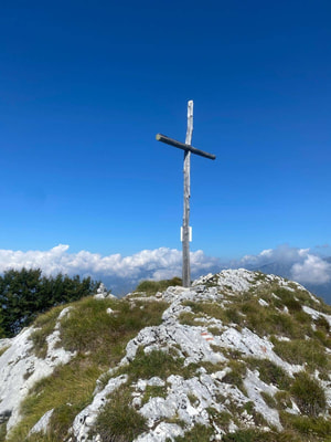 la croce sulla cima del monte mezza 