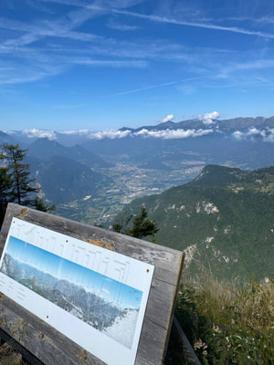 vista dalla baita della pace con tabella panoramica 