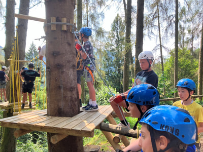 bambini impegnate nelle attività del parco