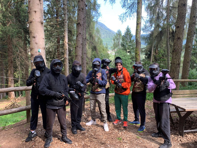 persone impegnate nell'attività di paintball