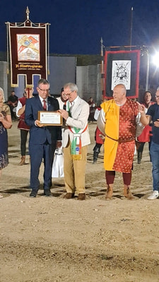 Il Sindaco Paolini consegna al Sindaco di Visegrad una targa da parte della Città di Lanciano