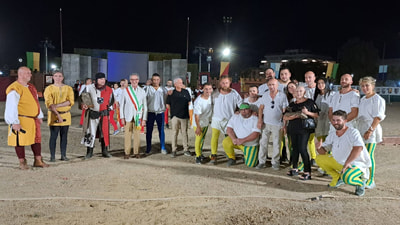 Foto del quartiere Borgo, vincitore del trofeo "Antonio Pasquini". Presenti il Sindaco Paolini, l'Assessore Ranieri e i genitori di Antonio Pasquini.