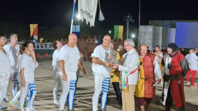 Il quartiere Civitanova, vincitore della Tenzone dei quartieri 2026, premiato dal Sindaco Paolini
