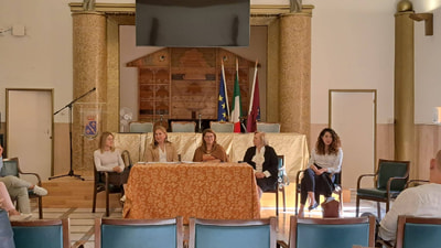 Foto dell'incontro con (da sinistra): Silvia Gnagnarella delle Politiche Sociali, la Dirigente Giovanna Sabbarese, l'Assessore alle Politiche Sociali Cinzia Amoroso, la Presidente della Cooperativa "L'Ancora Sociale" e la mediatrice culturale della Cooperativa