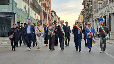 il corteo con le autorità civili e militari