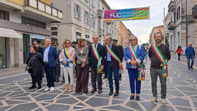 Un momento del corteo, con autorità civili e militari