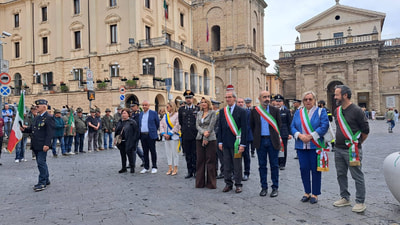 Un momento della cerimonia commemorativa con le autorità civili e militari