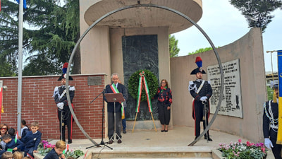 Il sindaco davanti al Monumento dei Martiri