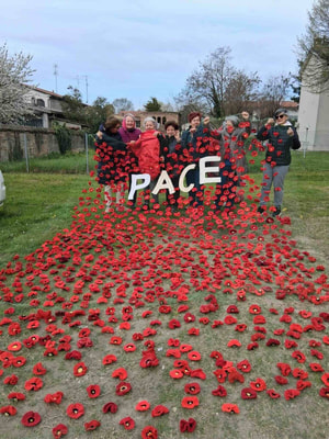 I papaveri delle Donne del Filo Rosso con la scritta "Pace"