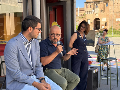 Settembrini mentre fa il suo discorso durante l'inaugurazione dell'EdicolaPlus