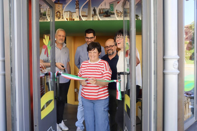 Elena Zannoni che taglia il nastro della nuova EdicolaPlus