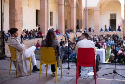 Ospiti che parlano al pubblico al Sonora Fest