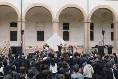 Ospiti che si esibiscono sul palco durante il Sonora Fest 