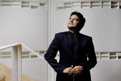 Foto direttore d'orchestra Hossein Pishkar