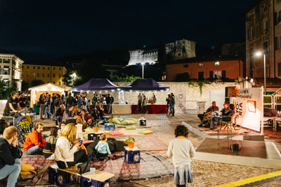 Foto di persone in piazza