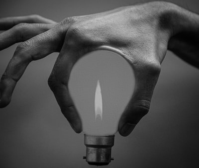 lampadina abbracciata da una mano