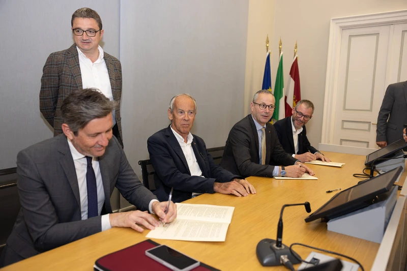 Firmato il Patto per la crescita delle imprese e politiche salariali Firmato il Patto per la crescita delle imprese e politiche salariali